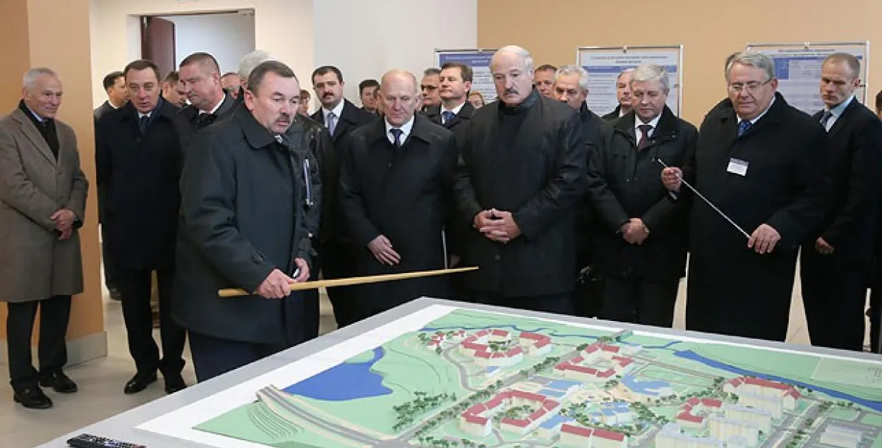 На архивном фото &mdash; Александр Лукашенко знакомится с планами строительства Белорусской АЭС. Фото: БЕЛТА