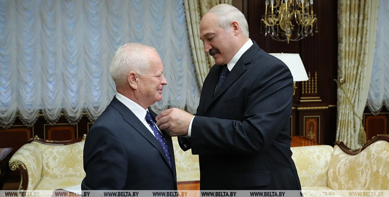 Jozef Migas receives award from Alyaksandr Lukashenka / BelTA
