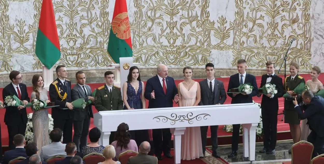 Лукашенко призвал выпускников ВУЗов думать о том, что они репостят