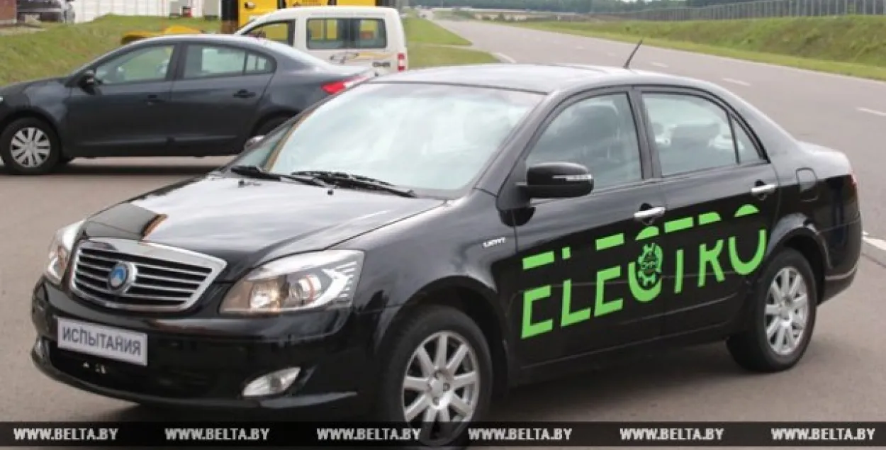 Першы беларускі электрамабіль паставілі на ўлік у ДАІ (відэа)
