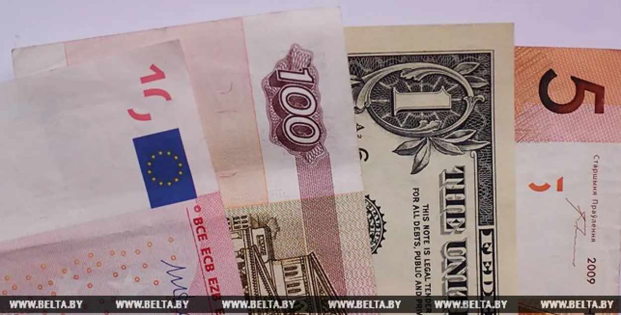 У чацвер у Беларусі знізіліся курсы долара і еўра