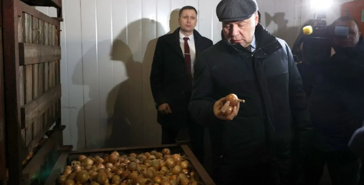 Роман Головченко показывает, как &quot;сжалась&quot; экономика / Иллюстративное фото БЕЛТА