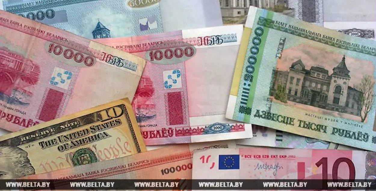 Курс долара знізіўся адразу на 371 рубель, курс еўра — на 366