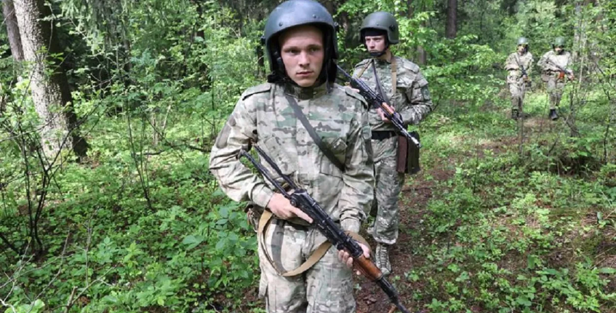 Бойцы внутренних войск на тренировке в лесу / БЕЛТА