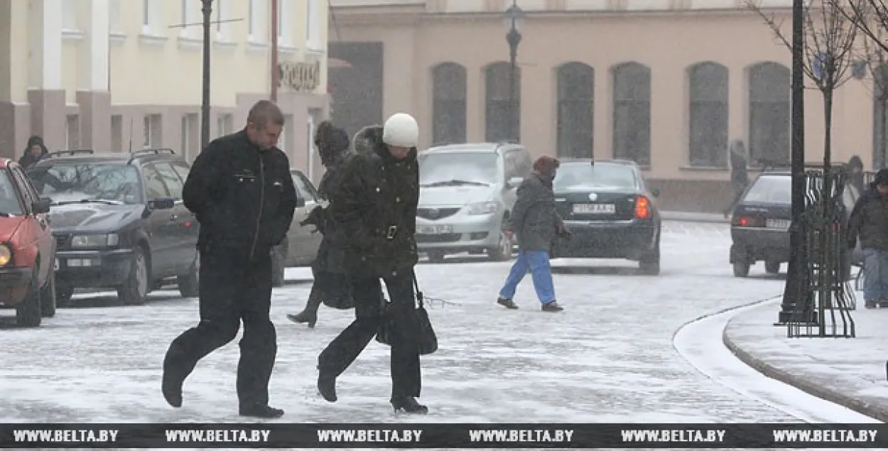 У нядзелю ў Беларусі чакаецца мокры снег, дождж, моцны вецер