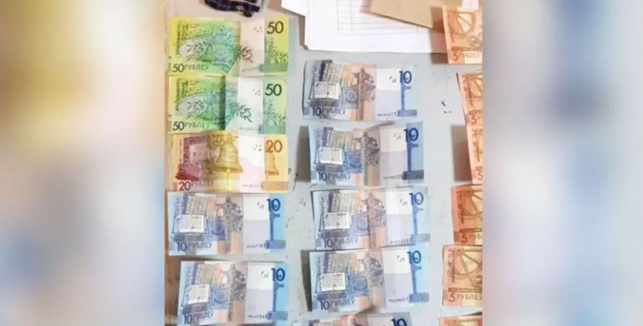 Деньги, полученные от учащихся / Скриншот с видео милиции​