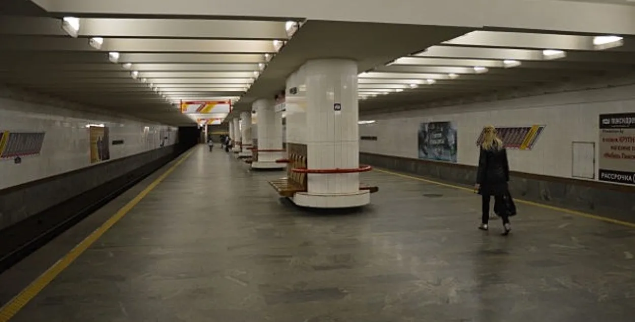 У мінскім метро са сцен некаторых станцый прыбяруць рэкламу