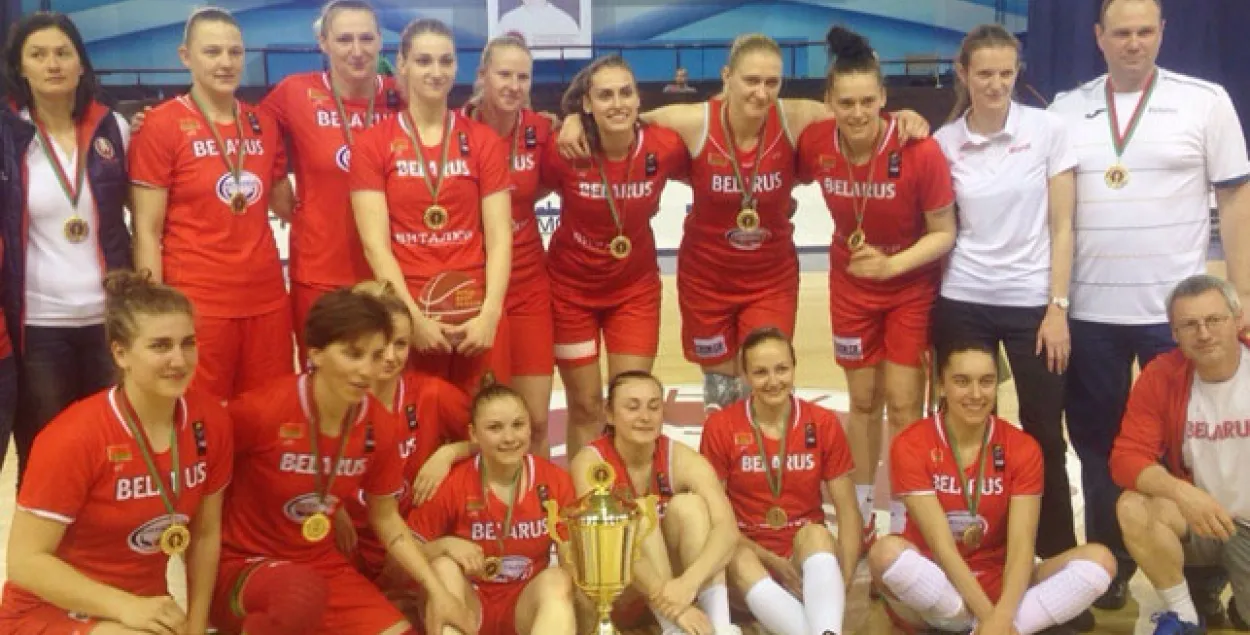 Женская сборная Беларуси по баскетболу образца 2017 года. Трофимова стоит первая слева. Фото Белорусской федерации баскетбола.