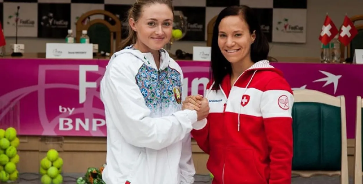 Белоруска Александра Саснович и швейцарка Виктория Голубич. Фото: tennis.by