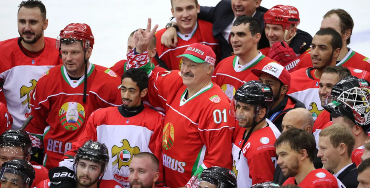 Лукашенко со своеё командой и хоккеистами ОАЭ / БЕЛТА