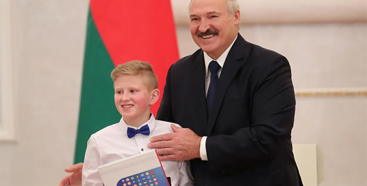 Лукашэнка пахваліў дзяцей за тое, што ведаюць беларускую мову