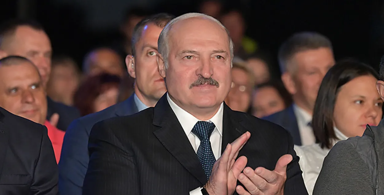 Лукашенко "собрал друзей" в Александрии, а за спиной — охранник