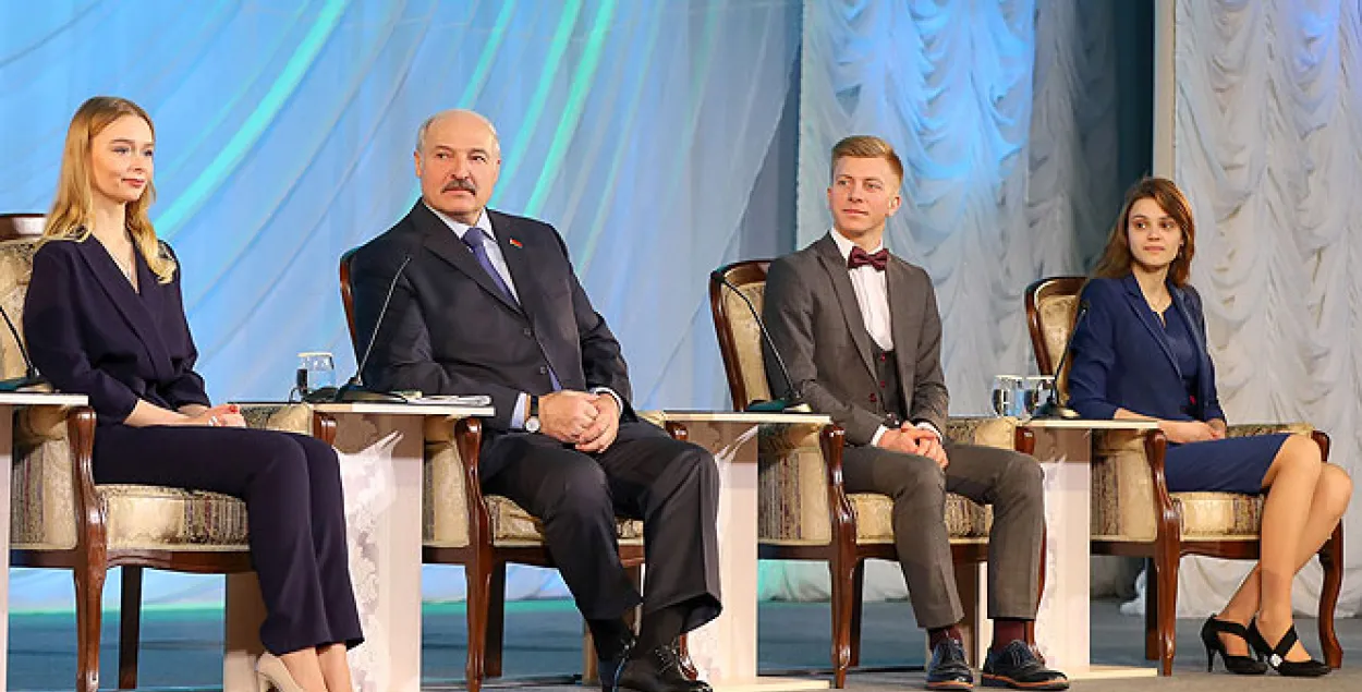 Елизавета Запека, Александр Лукашенко, Сергей Микель, Валерия Праслова (слева направо). Фото: http://president.gov.by