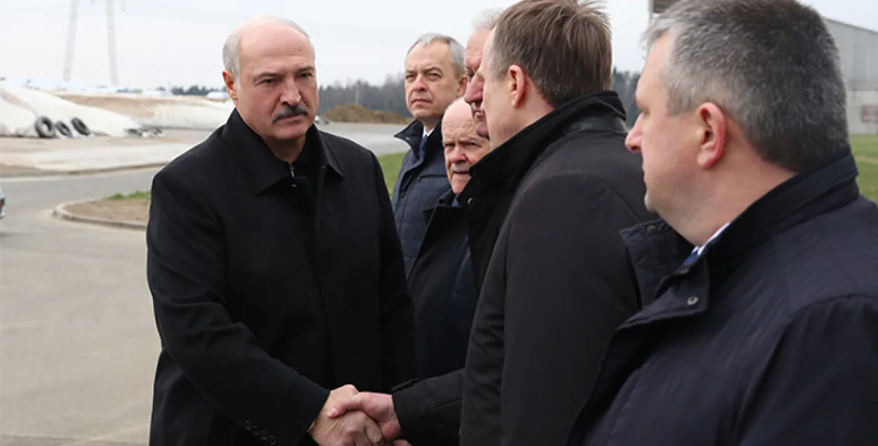 Лукашенко продолжает здороваться&nbsp;как и раньше / president.gov.by