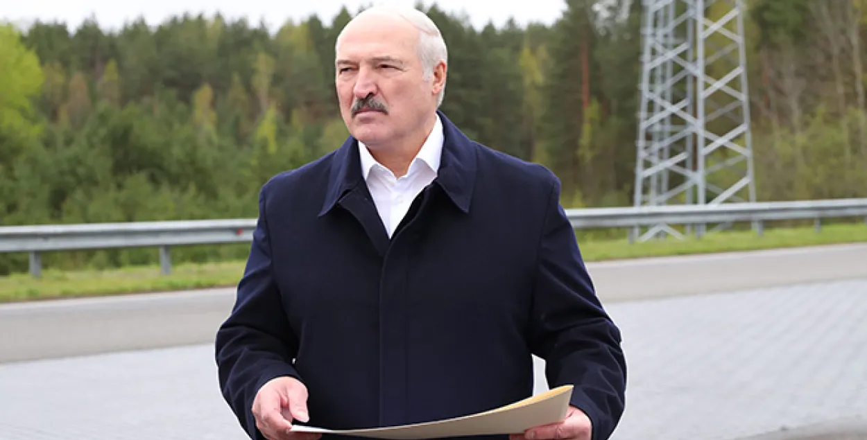 Александр Лукашенко с документом о ситуации с коронавирусом в Беларуси / president.gov.by​