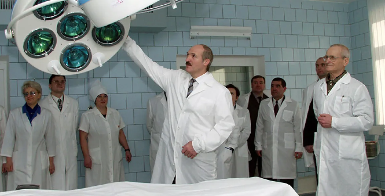 Лукашэнка на адкрыцці бальніцы ў Касцюковічах у 2002-м