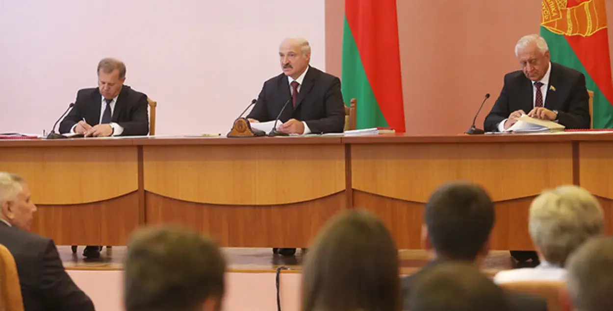 Лукашэнка: Каб больш не было скаргаў, што на кагосьці "наехалі" МУС, КДБ
