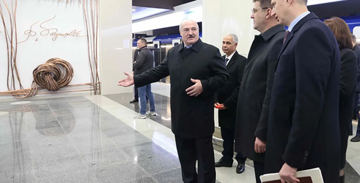 Лукашэнка ехаў у цягніку на трэцяй лініі метро, стоячы ў кабіне (відэа)