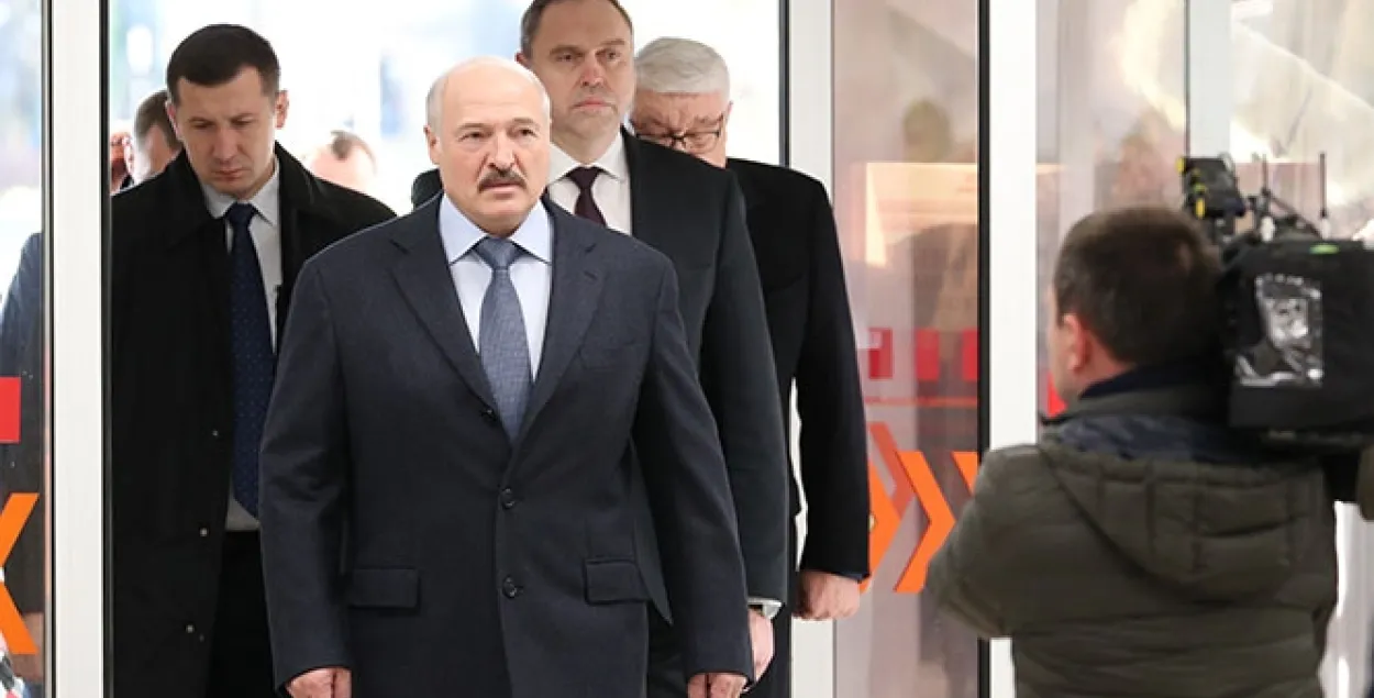 Лукашэнка абураны, што ў цэнтры анкалогіі чакаюць аперацый "па 2-3 месяцы"