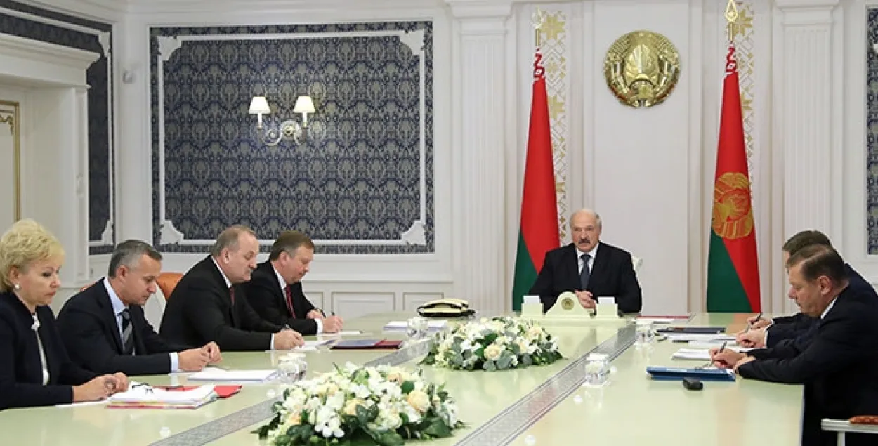 Лукашэнка абураны, што топ-менеджары банкаў атрымліваюць больш за міністраў