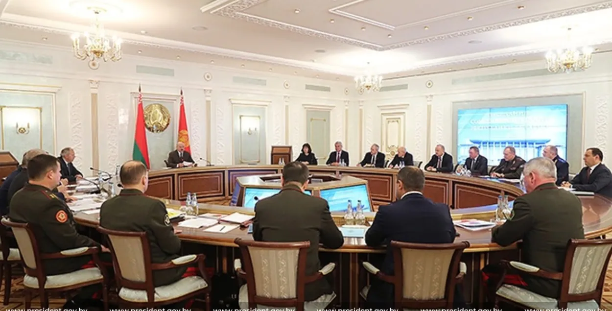 Лукашенко меняет закон о чрезвычайном и военном положении