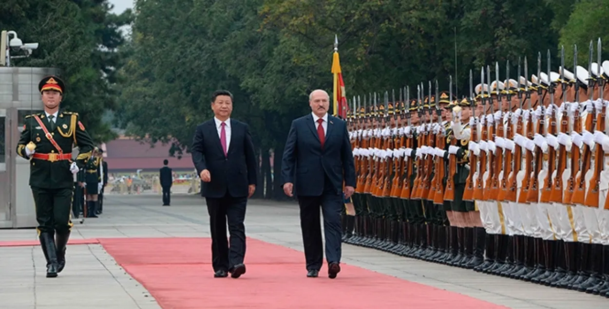 Лукашэнка ўзнагародзіў Сі Цзіньпіна ордэнам “За ўмацаванне міру і дружбы”