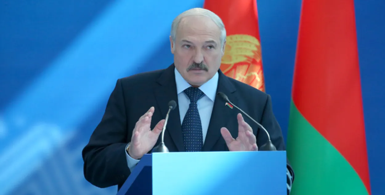 Аляксандр Лукашэнка на алімпійскім сходзе. Фота