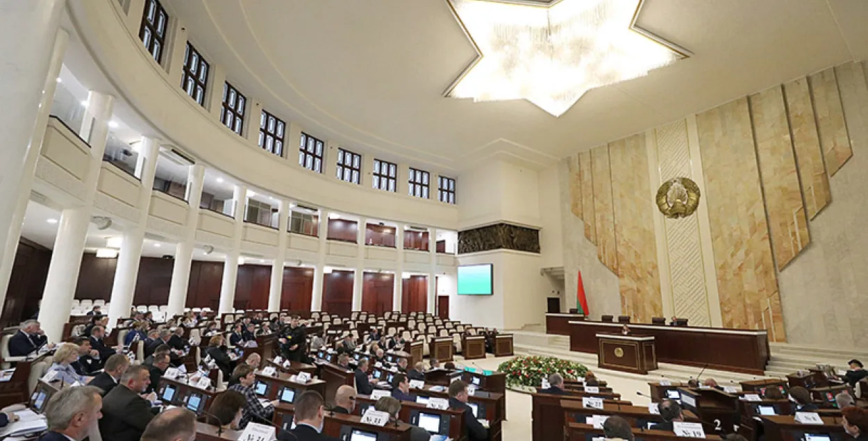 The Oval Hall in the National Assembly of Belarus / belarus.by