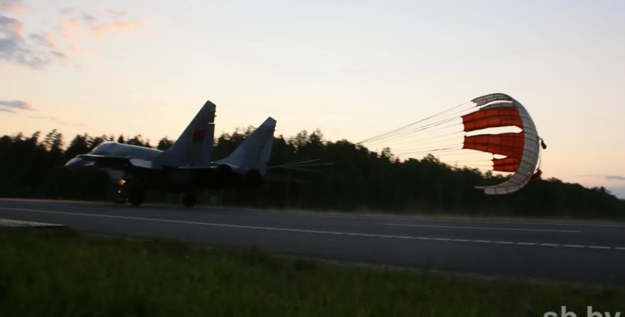 Беларускія лётчыкі пасадзілі штурмавік Су-25 у начных умовах на трасу