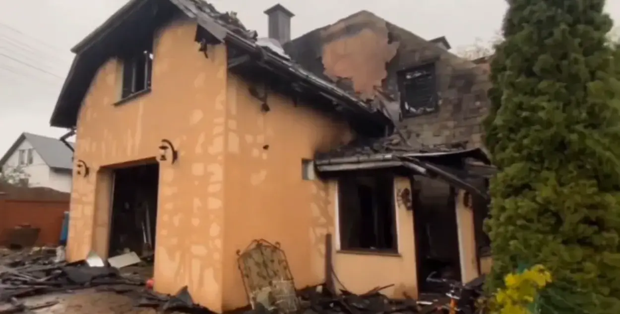 В обгоревшем доме под Минском обнаружены тела с огнестрельными ранениями