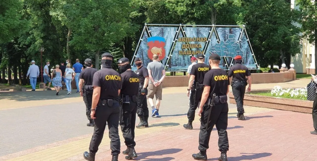 Подготовка к референдуму в Бресте: ОМОН сопроводил активистов в горисполком 