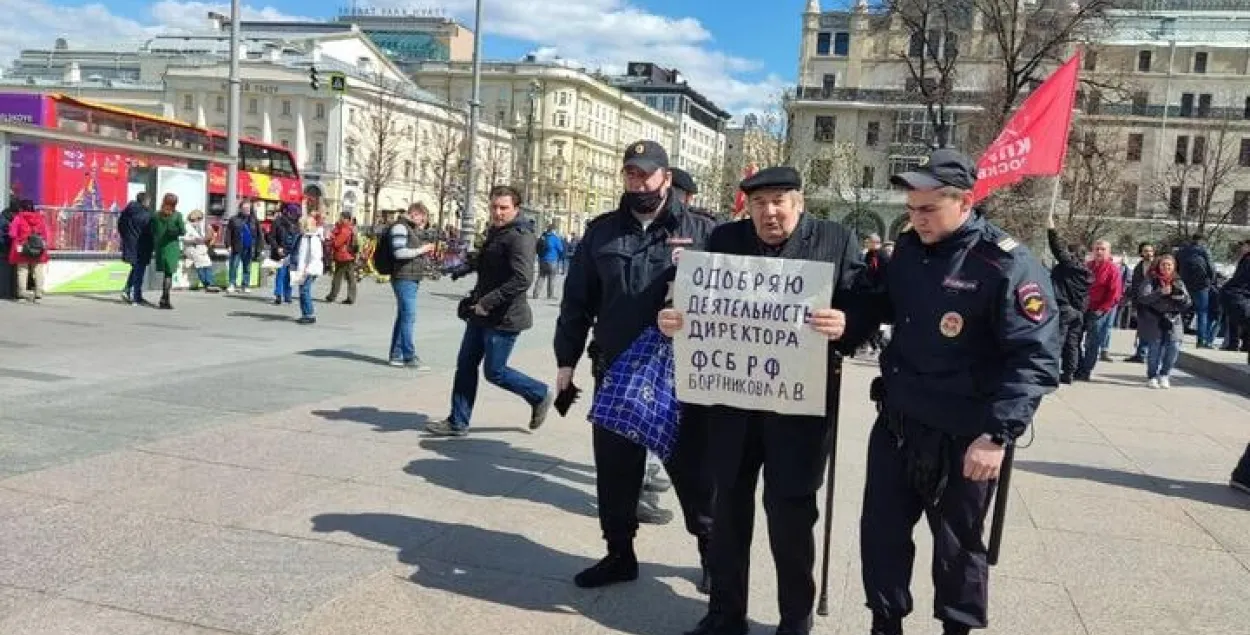 В Москве задержали мужчину с плакатом в поддержку Путина