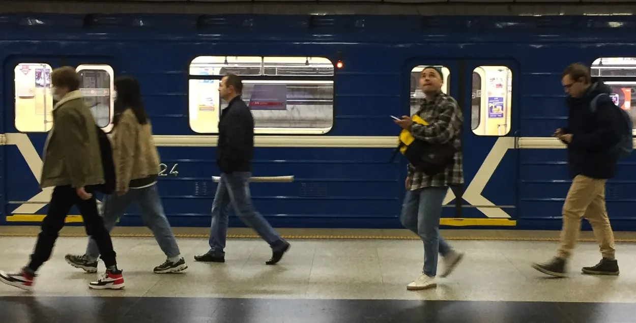 В минском метро по-прежнему защитные маски не у всех пассажиров / Радио Свобода
