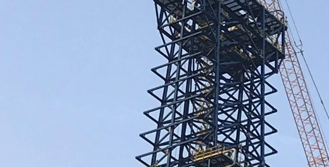 На заводе "Нафтан" развевается БКБ-флаг на высоте 120 метров ФОТОФАКТ