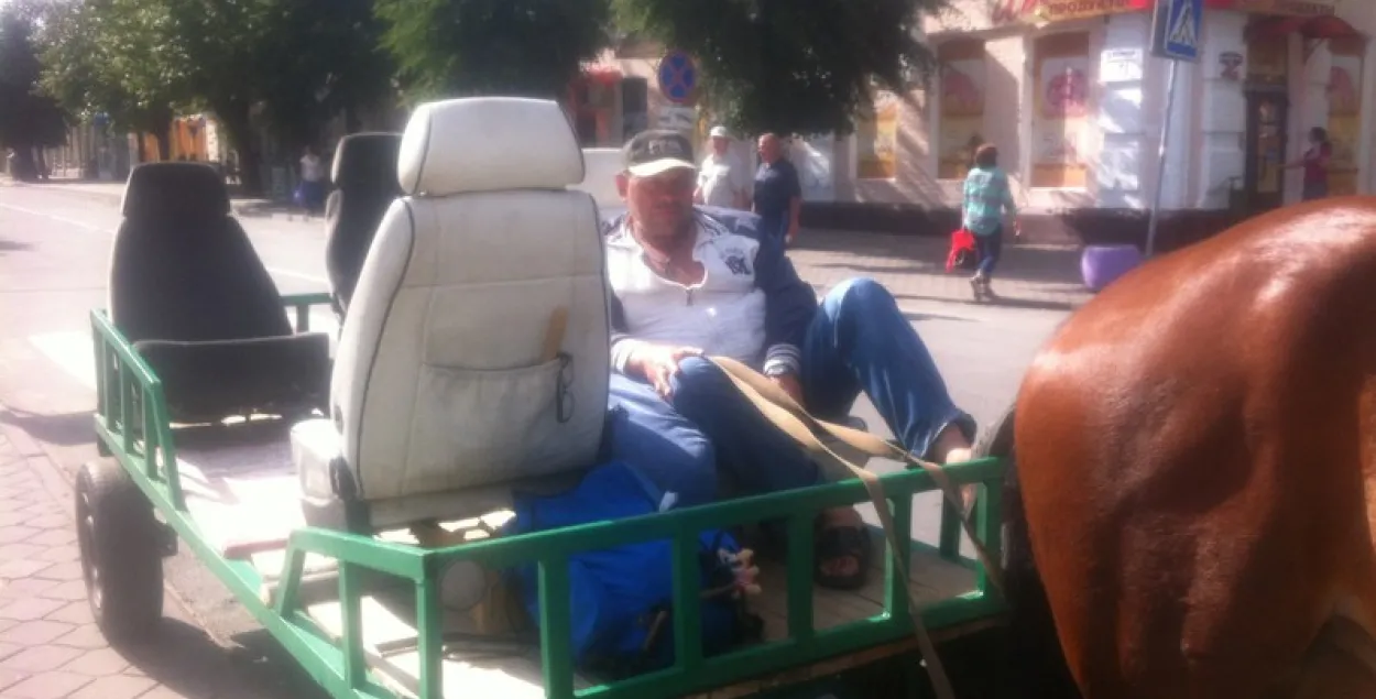 Фотафакт: у Бабруйску з’явілася коннае таксі