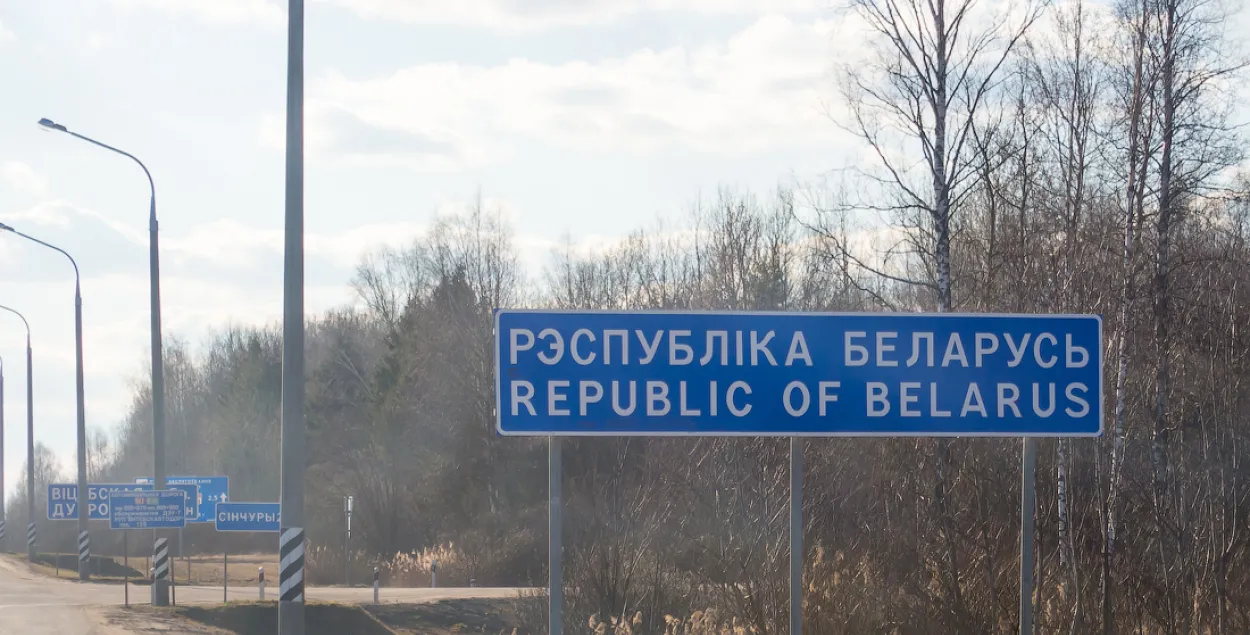 Расійскія памежнікі не пускаюць замежнікаў, калі яны едуць праз Беларусь