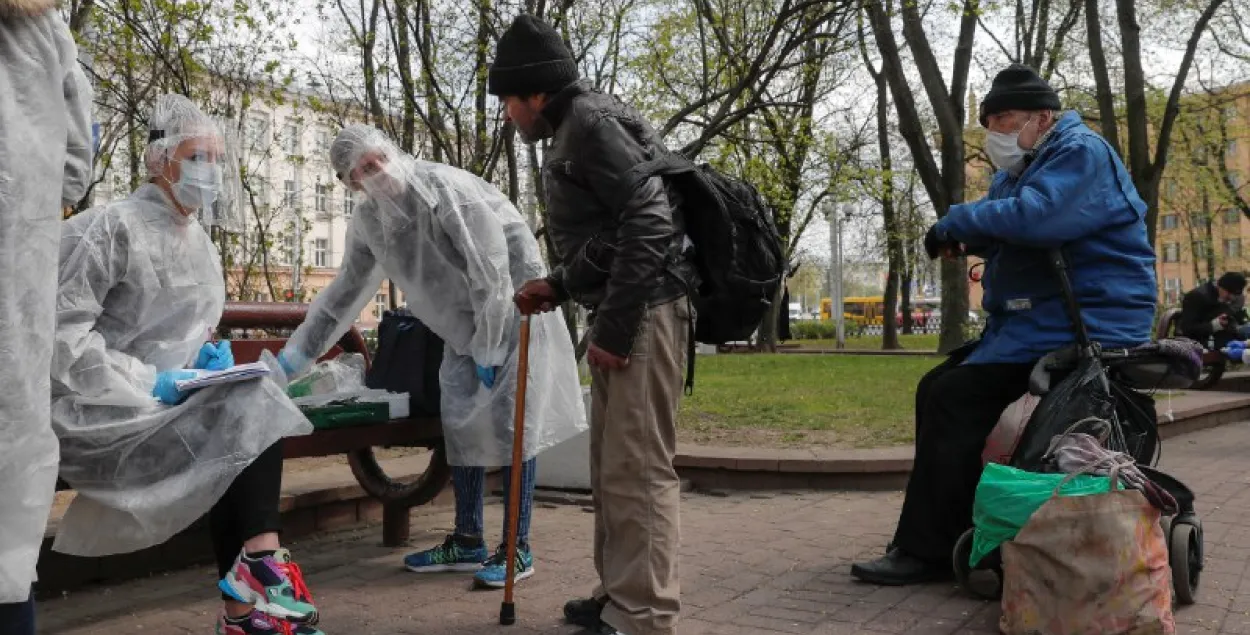 Добровольцы оказывают медицинскую помощь людям, включая бездомных и малообеспеченных граждан во время эпидемии коронавируса / Reuters