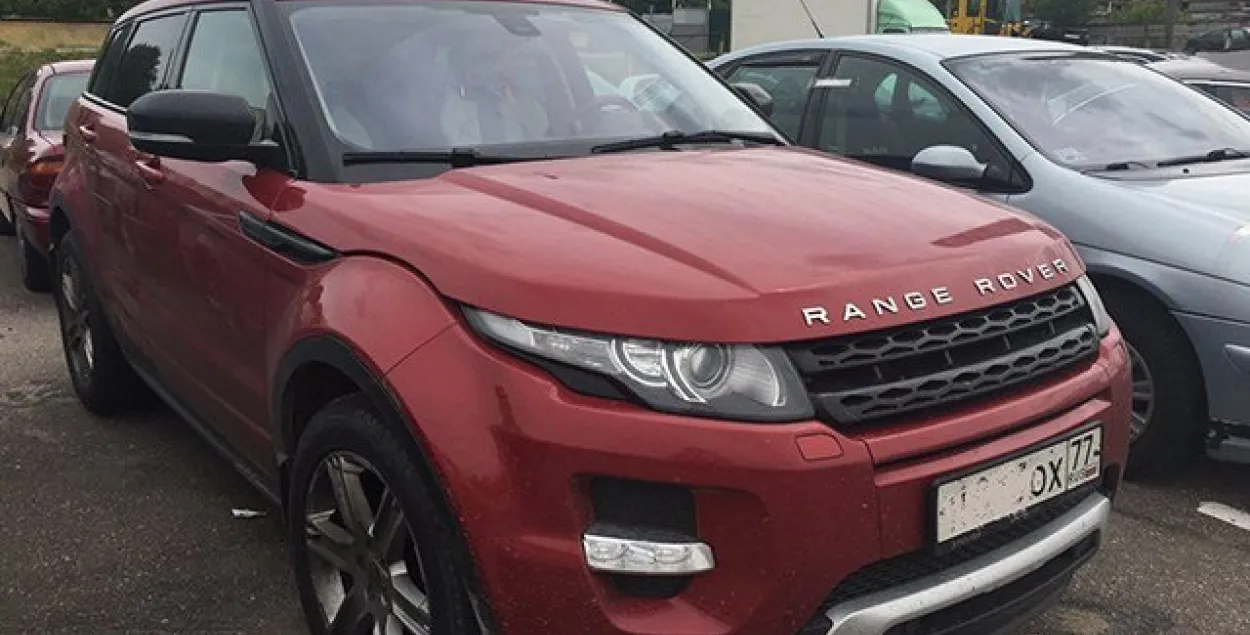 Кіроўца Range Rover пакусала супрацоўніка ДАІ і спрабавала з'есці пратакол