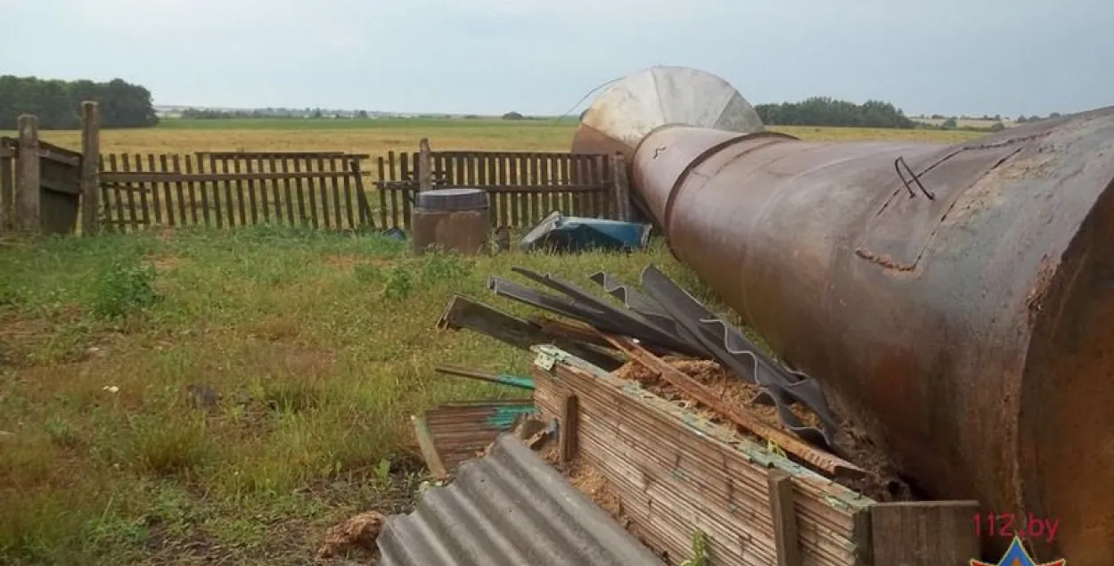 З'явіліся здымкі з месца падзення 10-метровай вежы ў Капыльскім раёне