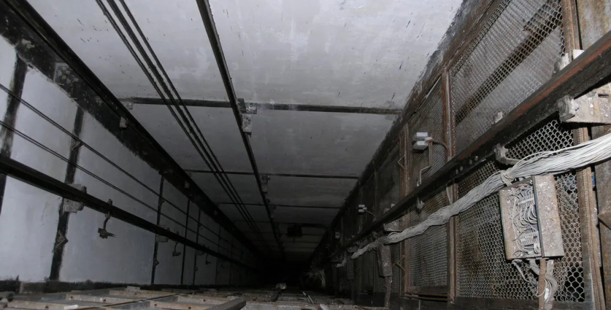 У Баранавічах 16-гадовая дзяўчына правалілася ў шахту ліфта з вышыні 4 паверха