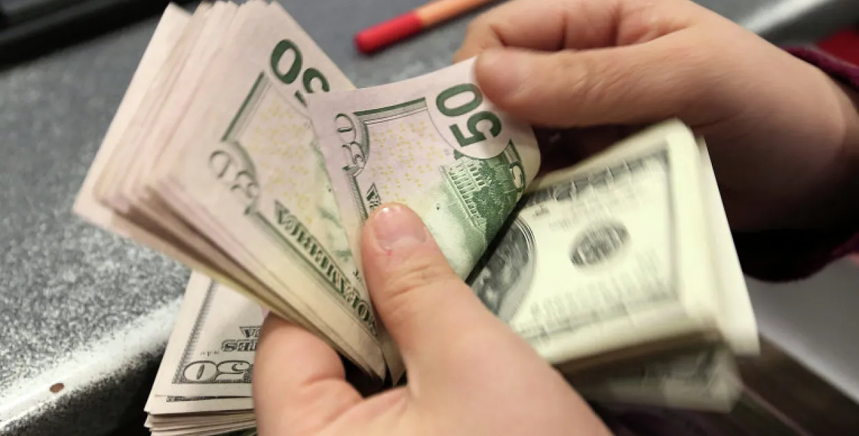 Беларусы сёлета прадалі валюты на $634 млн больш, чым купілі