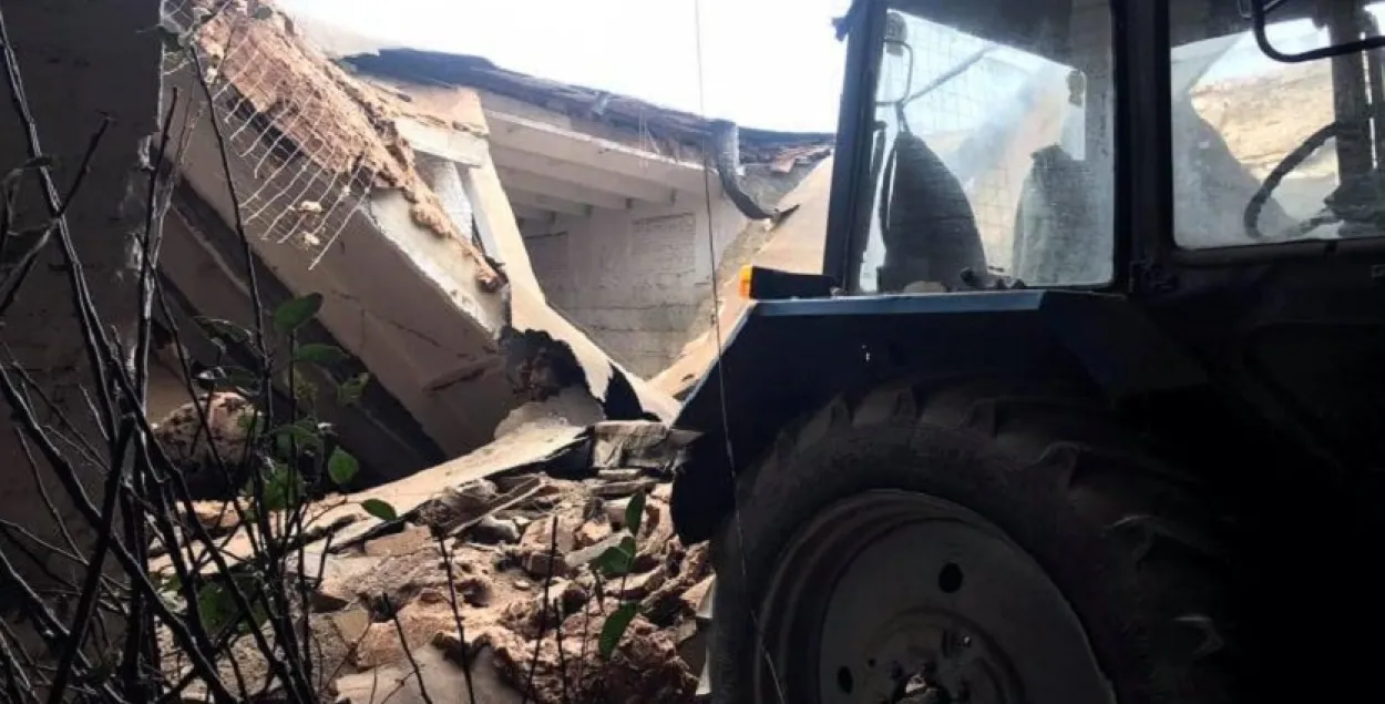 Пад Мінскам трактар выпадкова разбурыў будынак, загінула жанчына