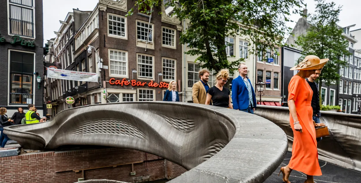 У Амстэрдаме адкрылі мост, які надрукавалі на 3D-прынтары