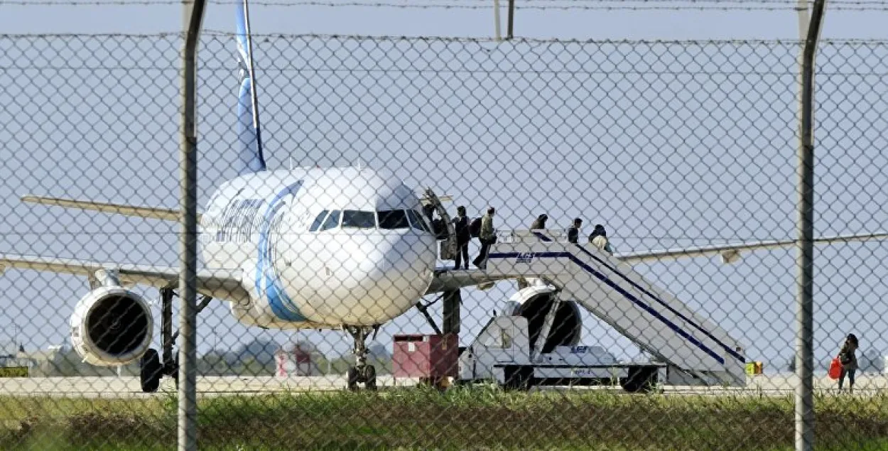 Згоншчыка самалёта EgyptAir затрымалі, закладнікі не пацярпелі