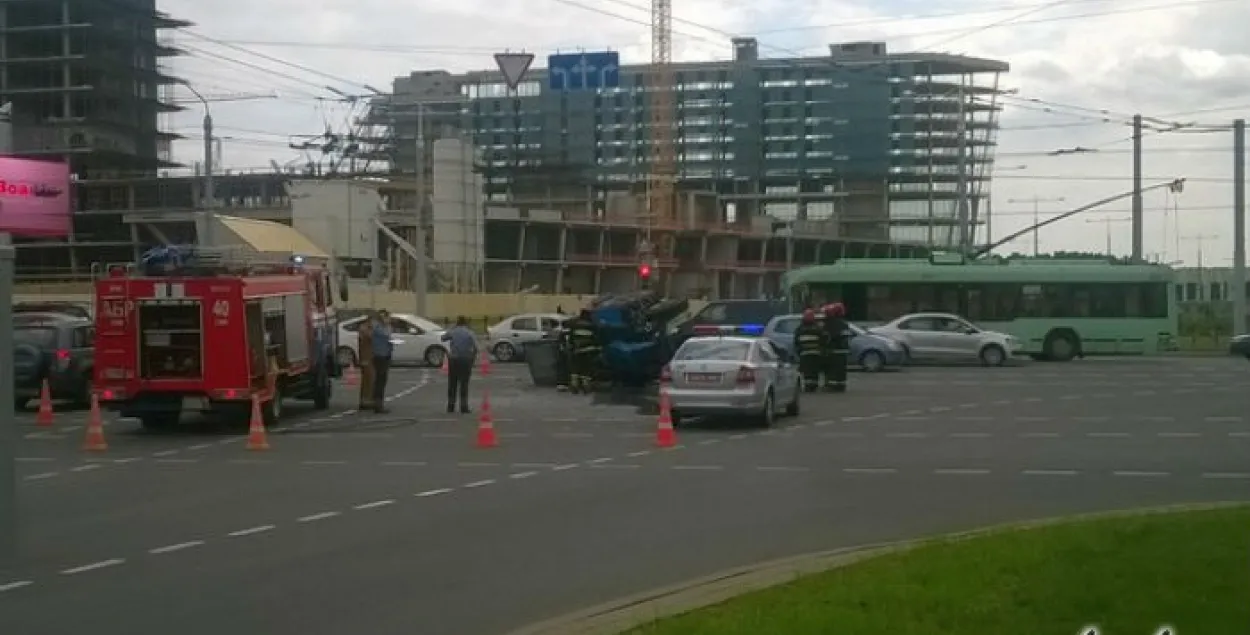 У Мінску на праспекце Незалежнасці перакуліўся трактар (фота)