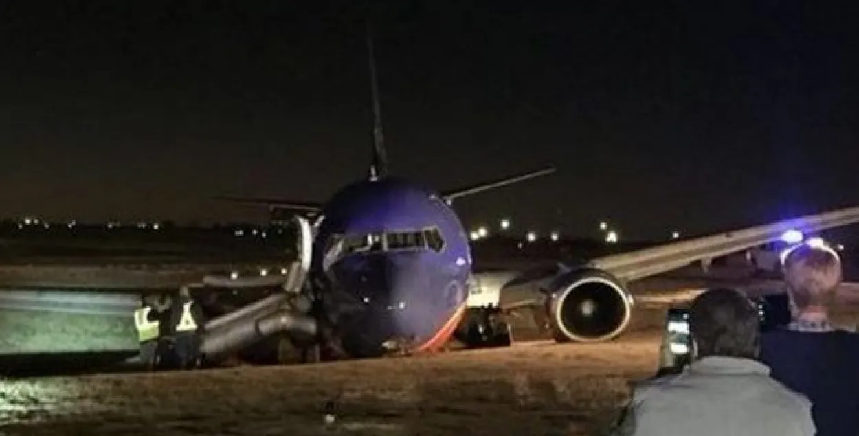 Boeing 737 выкаціўся за межы ўзлётна-пасадачнай паласы (фота)
