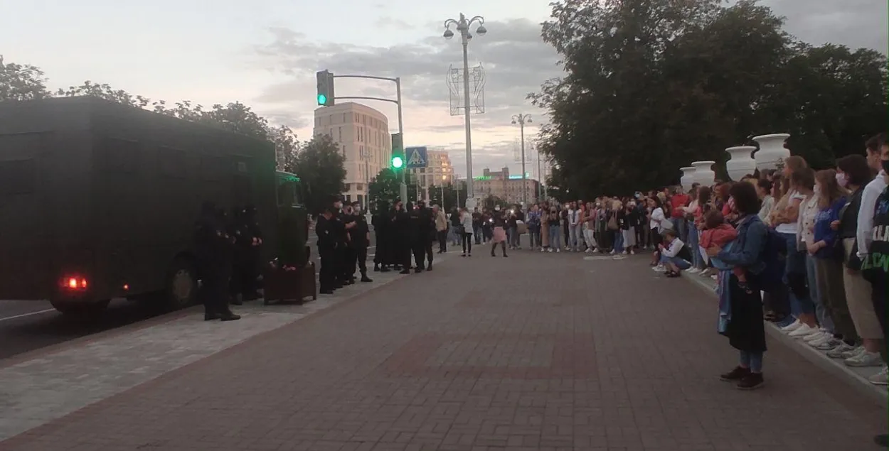 ОМОН и протестующие в Минске 14 июля / Еврорадио