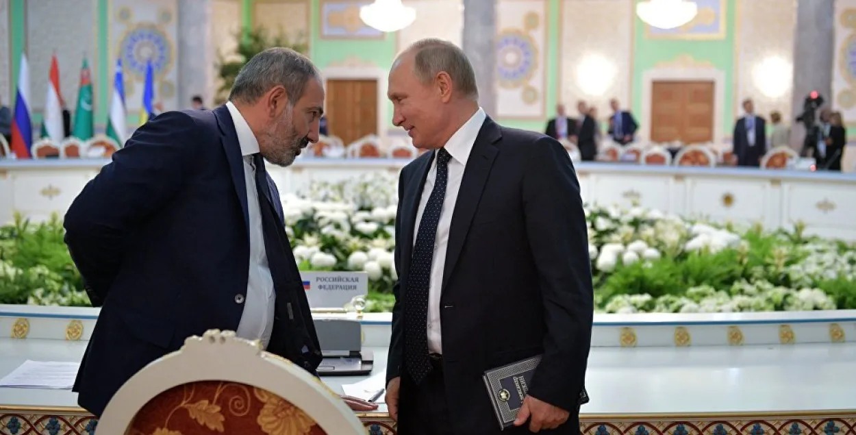 Никол Пашинян и Владимир Путин с книгой. Фото: ria.ru