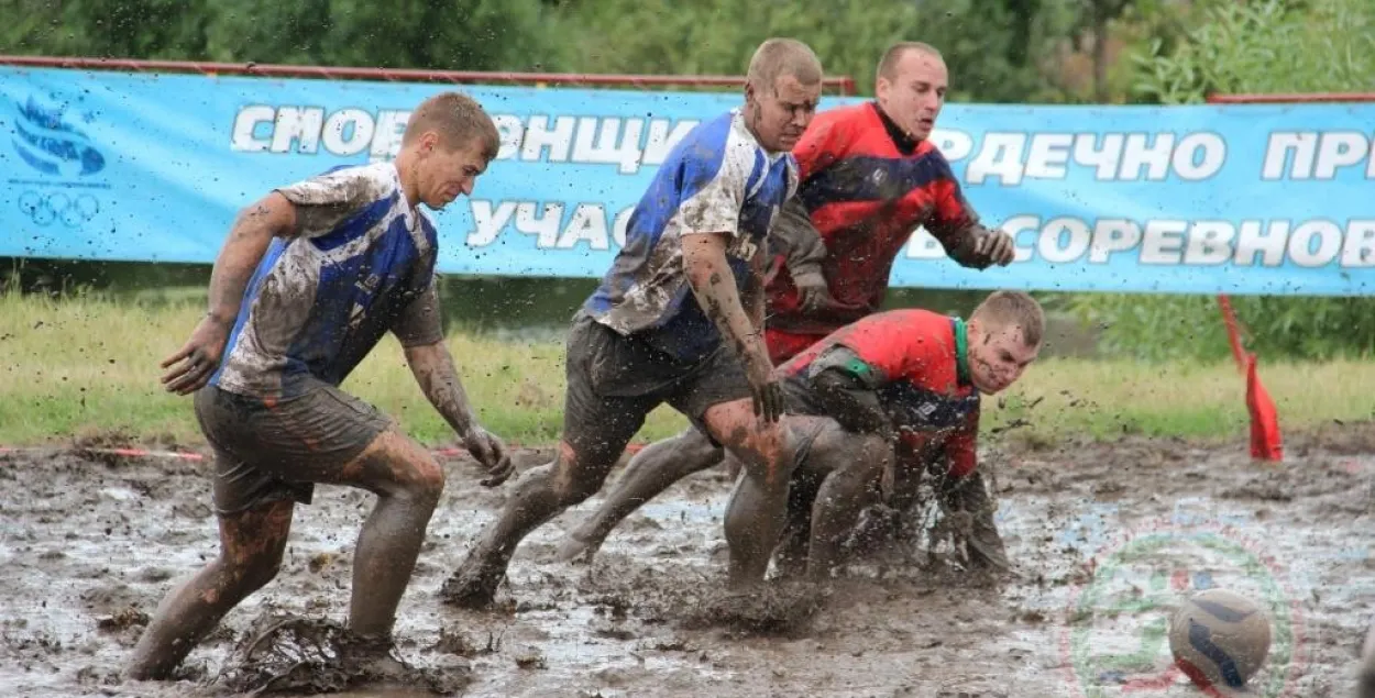 У Смаргоні прайшоў турнір па балотным футболе (фота, відэа)