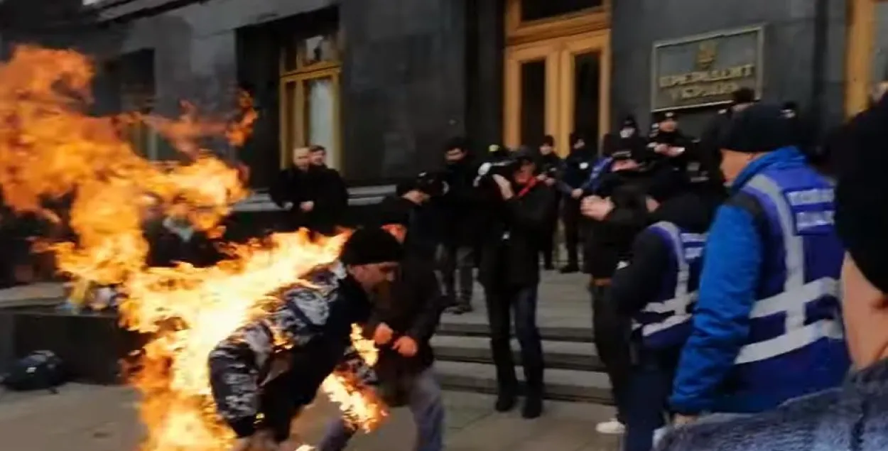 Самосожжение возле офиса президента Украины / Скриншот с видео​
